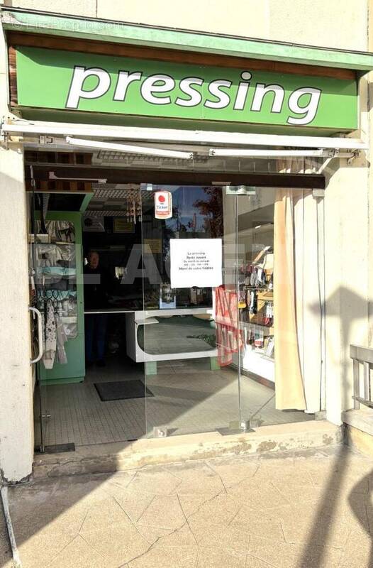 Vitrine - Commerce à MIGENNES