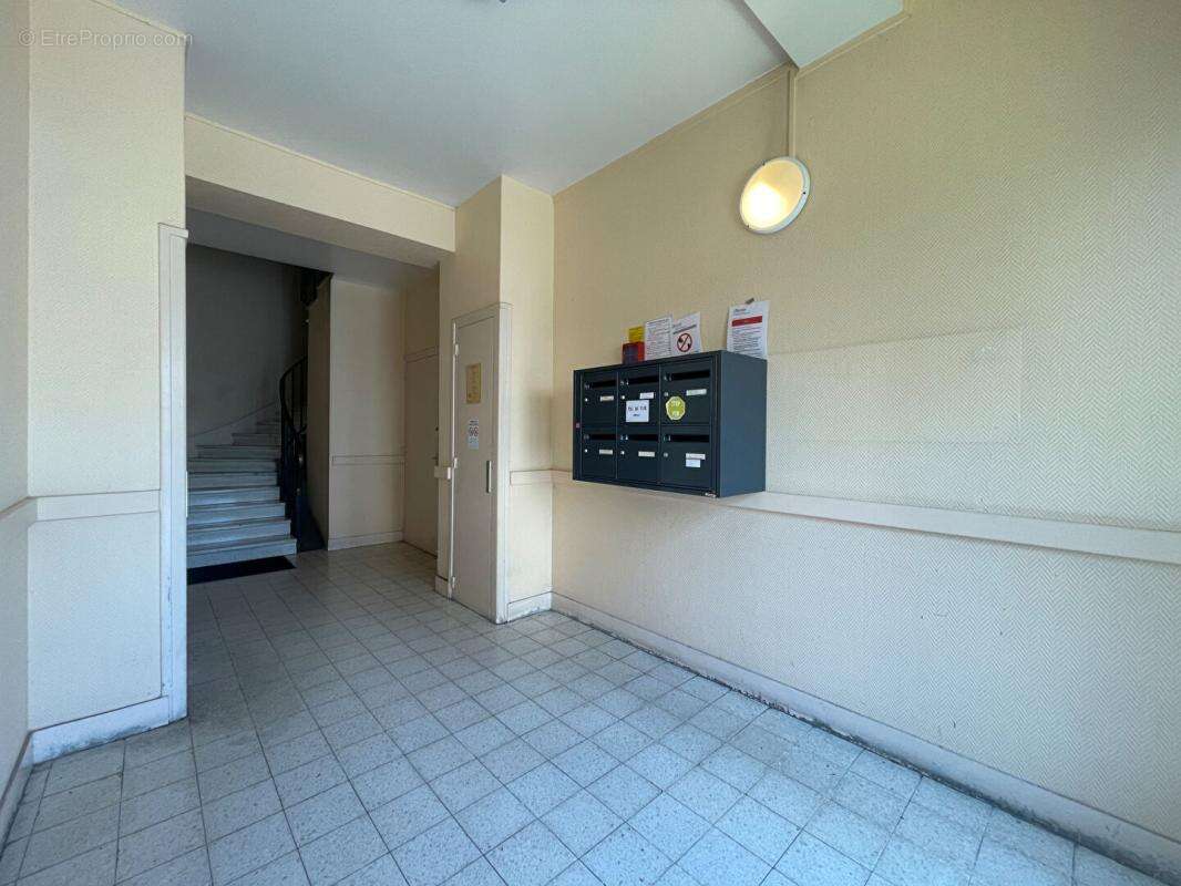 T3 lumineux et spacieux de presque 90 m2 sans vis-a-vis- Centre-Ville Quimper - photo 12