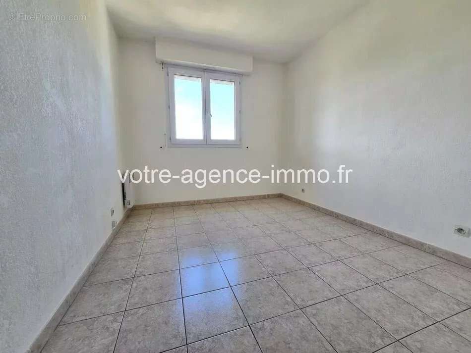 Appartement à SAINT-LAURENT-DU-VAR