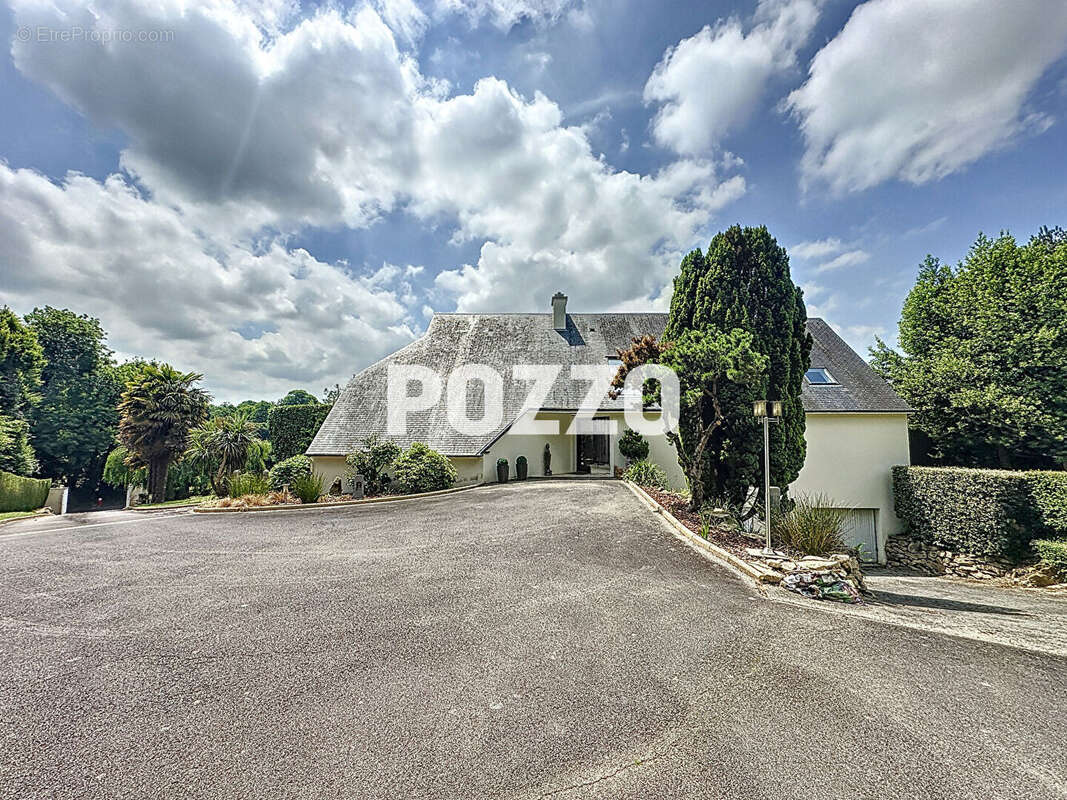 A Vendre - AVRANCHES - Maison 7 pièce(s) 300 m² - Parc paysager - Piscine - Garage - photo 2