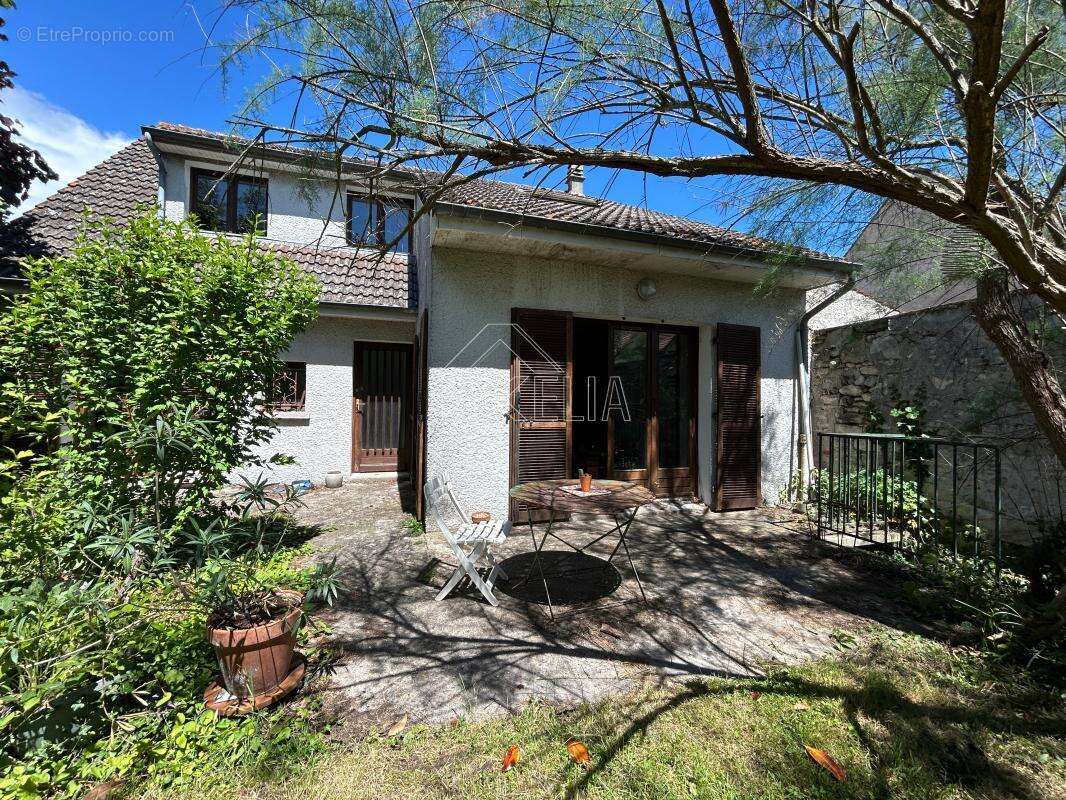 Maison 6 pièces 137 m² à rénover avec jardin, terrasse, sous-sol total et dépendance à Rosny-sur-Seine - photo 3