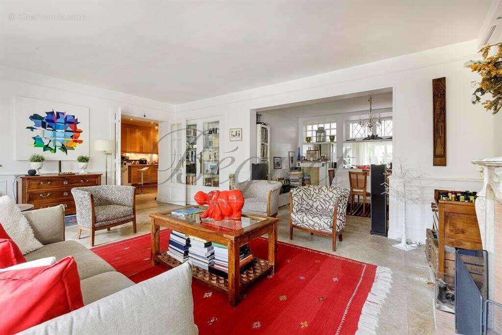 Maison à MARNES-LA-COQUETTE