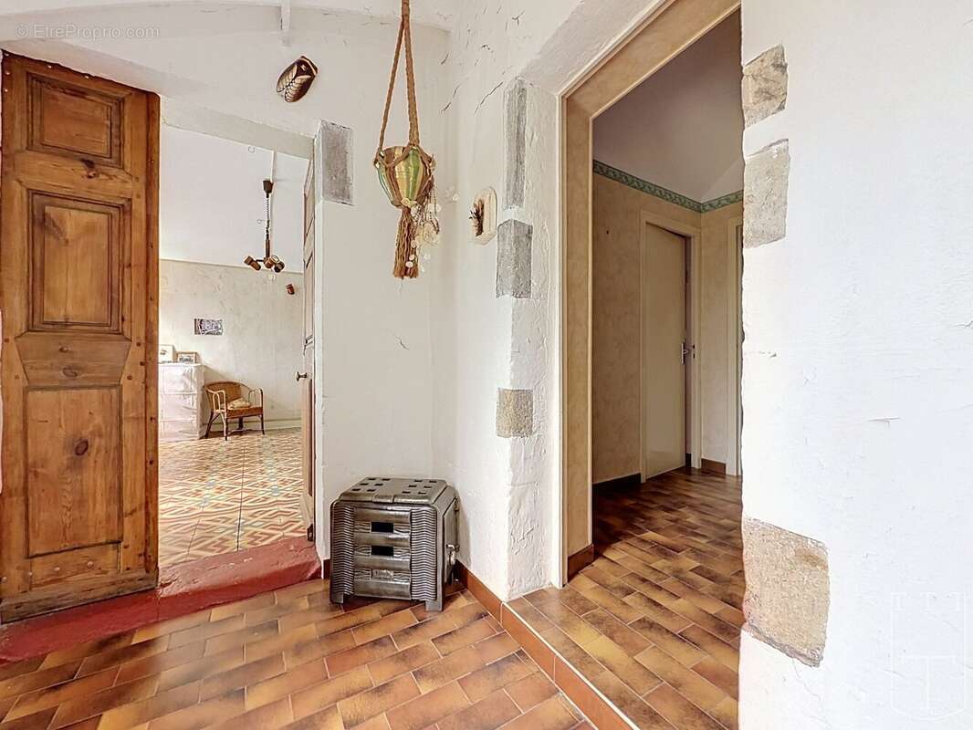 Maison en pierre A RENOVER avec possibilité de créer plusieurs logements. - photo 12