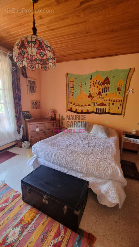 Maison à ENTRAIGUES-SUR-LA-SORGUE