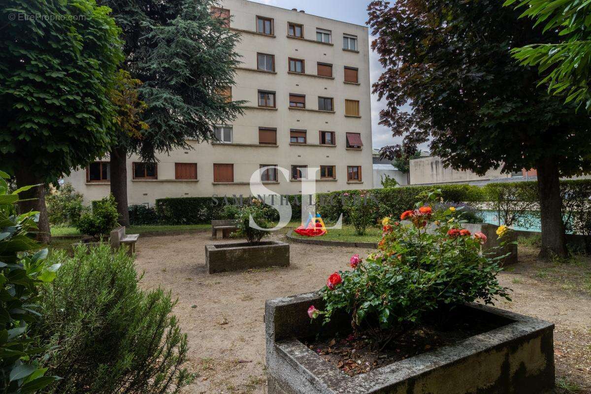 Appartement à LES LILAS