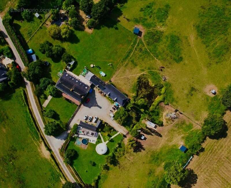 À VENDRE MAYENNE – Manoir d’exception du XIIIe siècle sur 3 hectares – Gîte ou demeure familiale de charme - photo 2