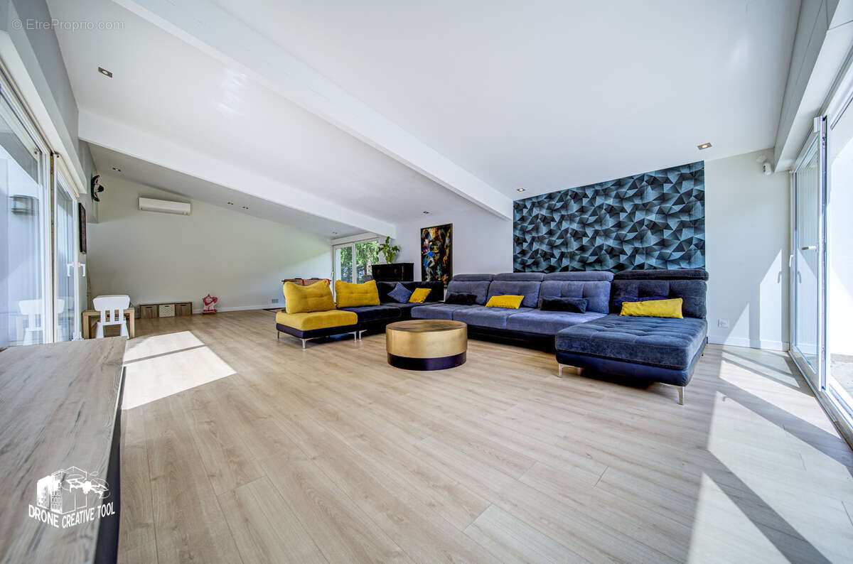 Maison à COIN-LES-CUVRY