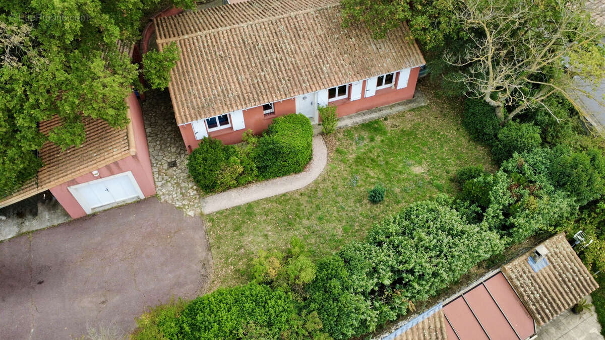 Maison à CHARMES-SUR-RHONE