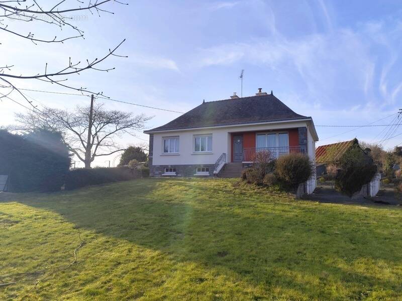 Maison à SAINT-JACUT-LES-PINS
