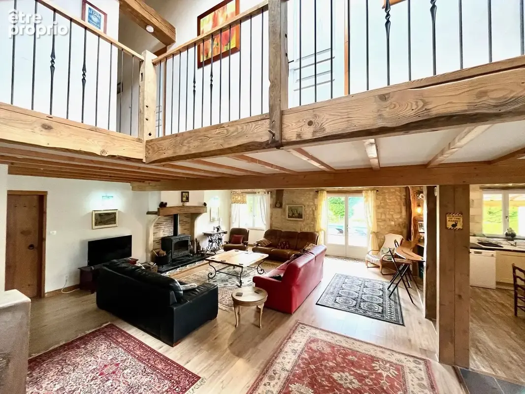 Superbe grange réaménagée avec 6 chambres et 4 salles de bains, offrant une vue imprenable - photo 16