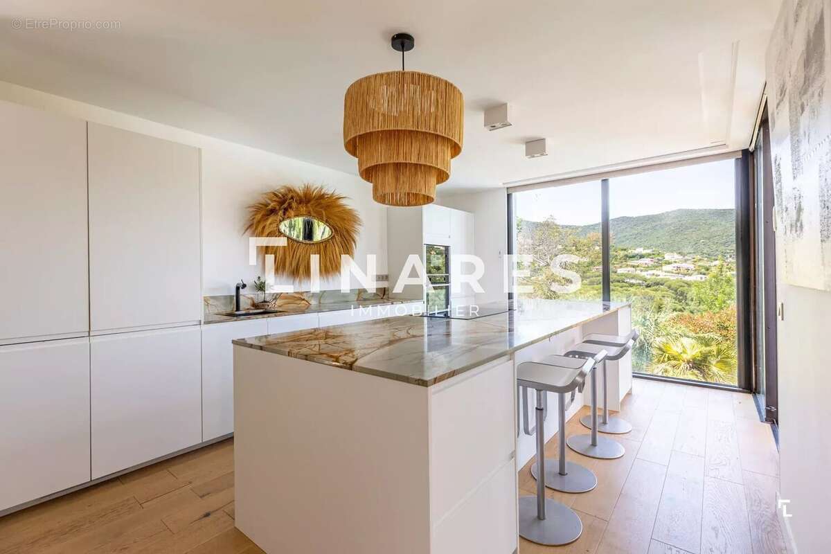 VILLA TOPAZE - Maison T7 de 206 m² - Dépendance - Piscine Terrain 1300m2 - 83240 Cavalaire - photo 9