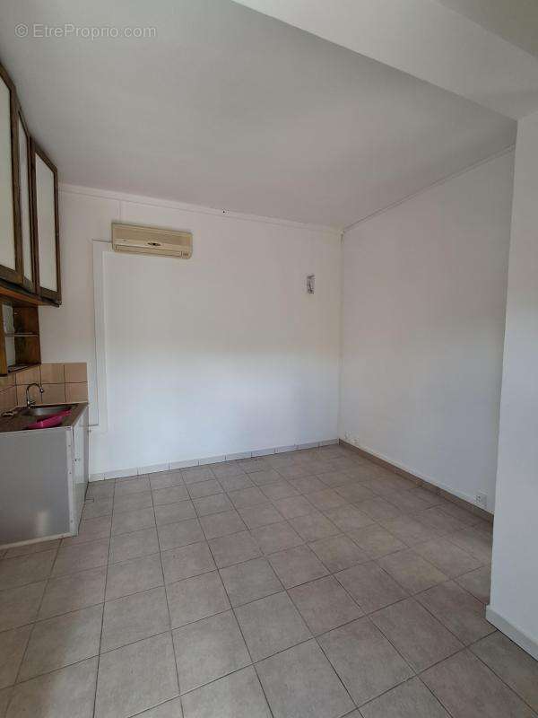 Commerce à LA POSSESSION