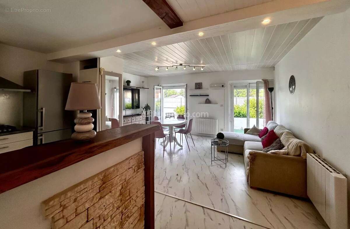 Maison à SAINT-VICTOR-DE-MORESTEL