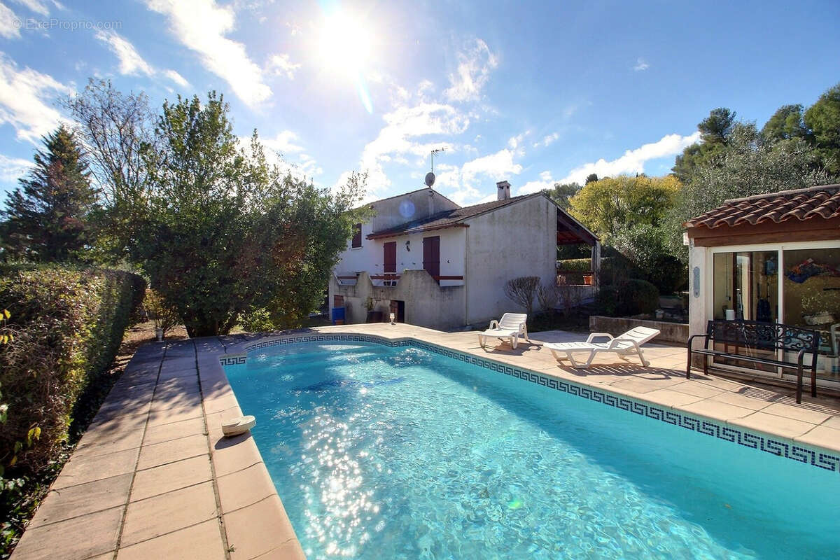 Maison à SAINT-CLEMENT-DE-RIVIERE