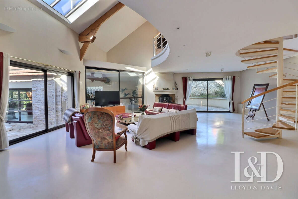 Maison à VERRIERES-LE-BUISSON