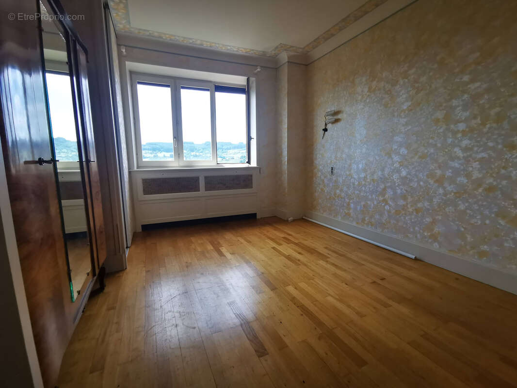 Appartement à COURS-LA-VILLE