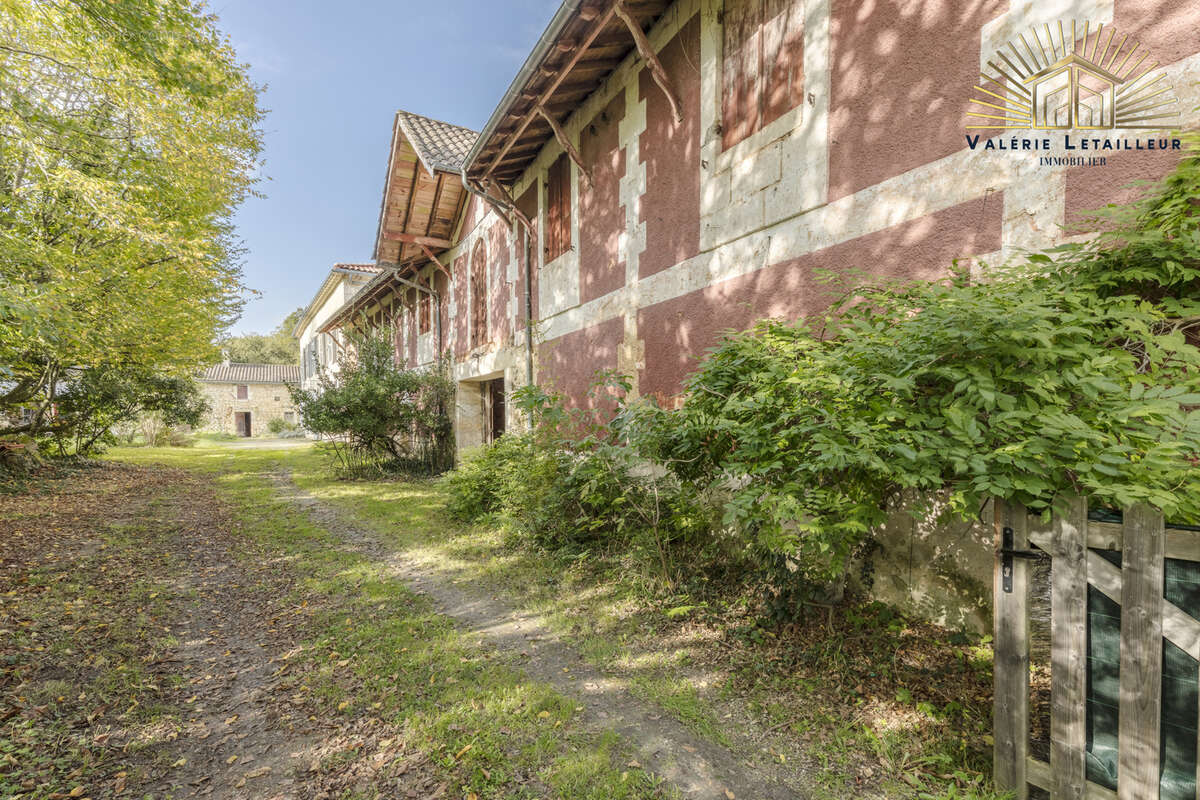 Domaine d'exception en pierre : Charme et Potentiel au Cœur de 4 Hectares de Verdure - photo 2