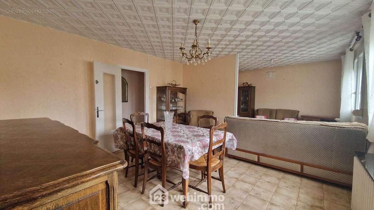Le séjour salon lumineux de 26 m² avec... - Maison à LAON