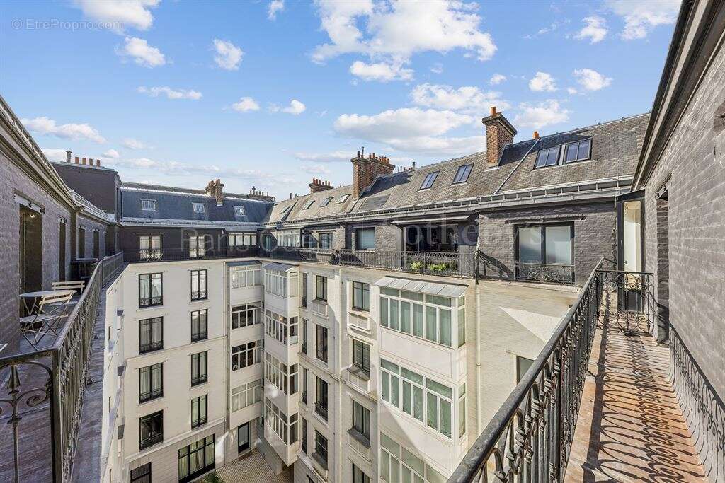 Appartement à PARIS-8E