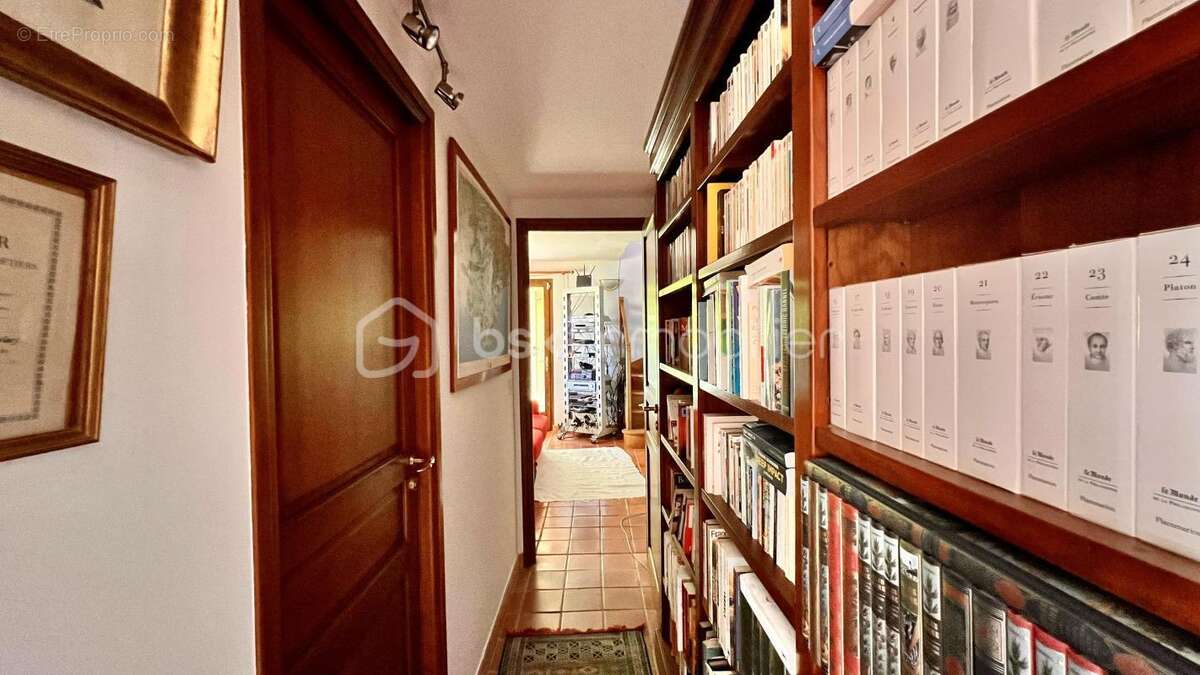 VENCE – Quartier résidentiel très recherché de l'Ara – Élégante villa familiale avec piscine, ascenseur et fort potentiel de div - photo 28