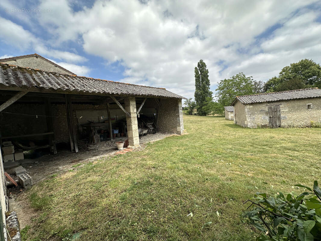Propriété en pierres, deux maisons et terrain - photo 21