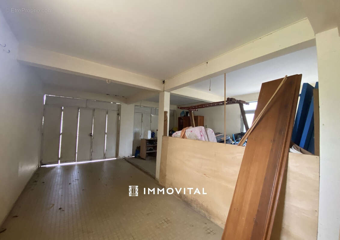Maison de ville sur deux niveaux - Deux appartements   Baillif Bourg - photo 10