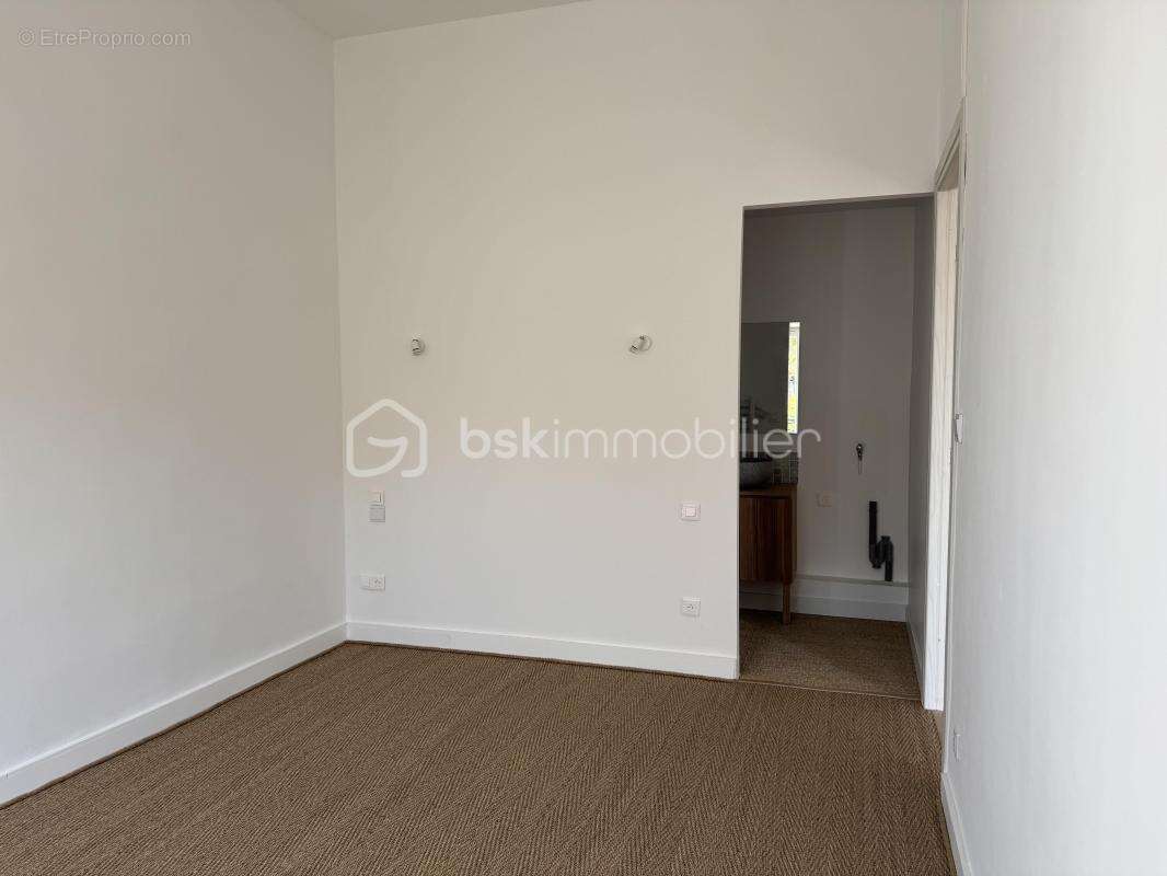 Au centre de hyeres (83400), dans le carré d'or, hyper centre, appartement de 58,05 m2 entièrement rénové - photo 7