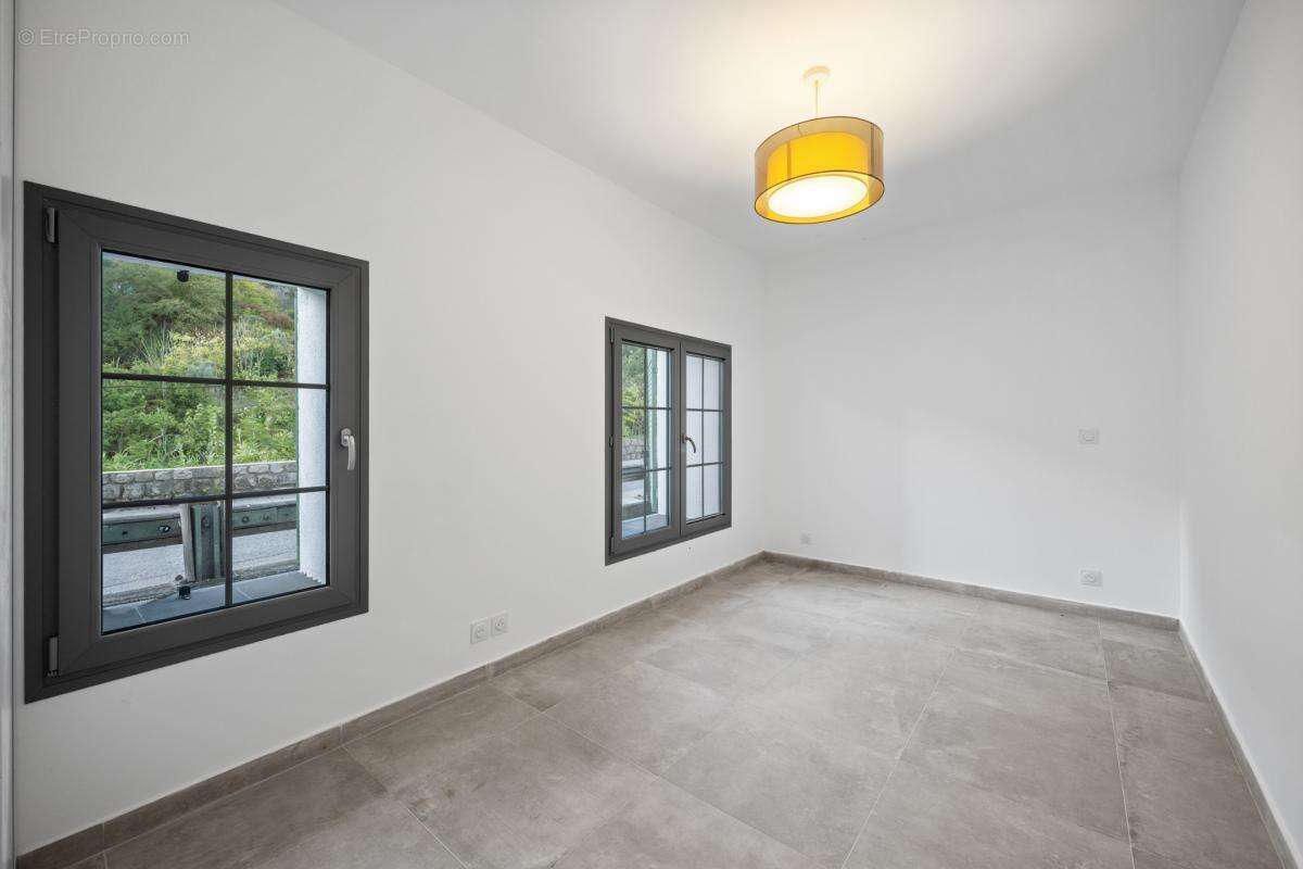 Appartement à TOURRETTE-LEVENS