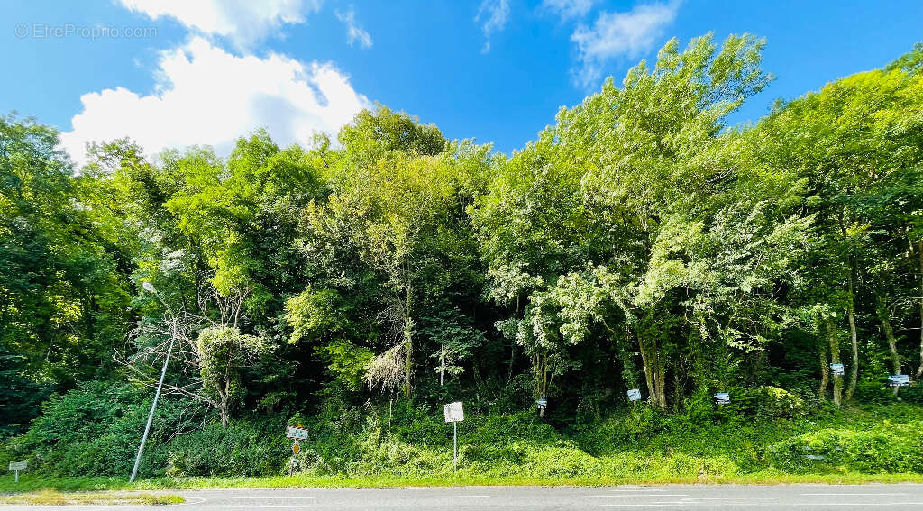 Terrain à SAINT-JEAN-LES-DEUX-JUMEAUX
