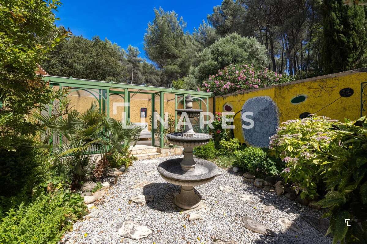 LES HAUTS : Propriété de 310m2 (145 + 90 + 40 + 30m2) Piscine à fond mobile, Tennis,  2 hectares - Simiane-Collongue - photo 28