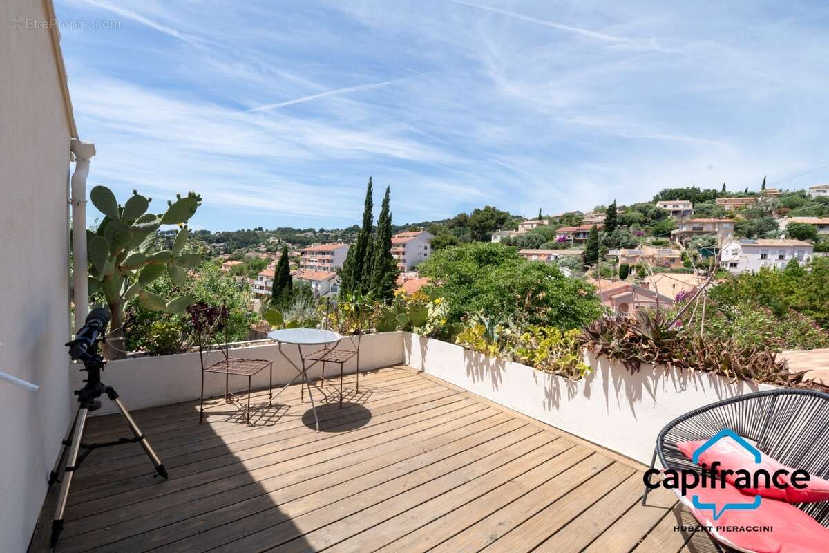 83 Ollioules La Courtine, Maison entierement rénovée avec goût, de 123 m2 (avec un studio) sur 386 m2 stationnement facile - photo 12