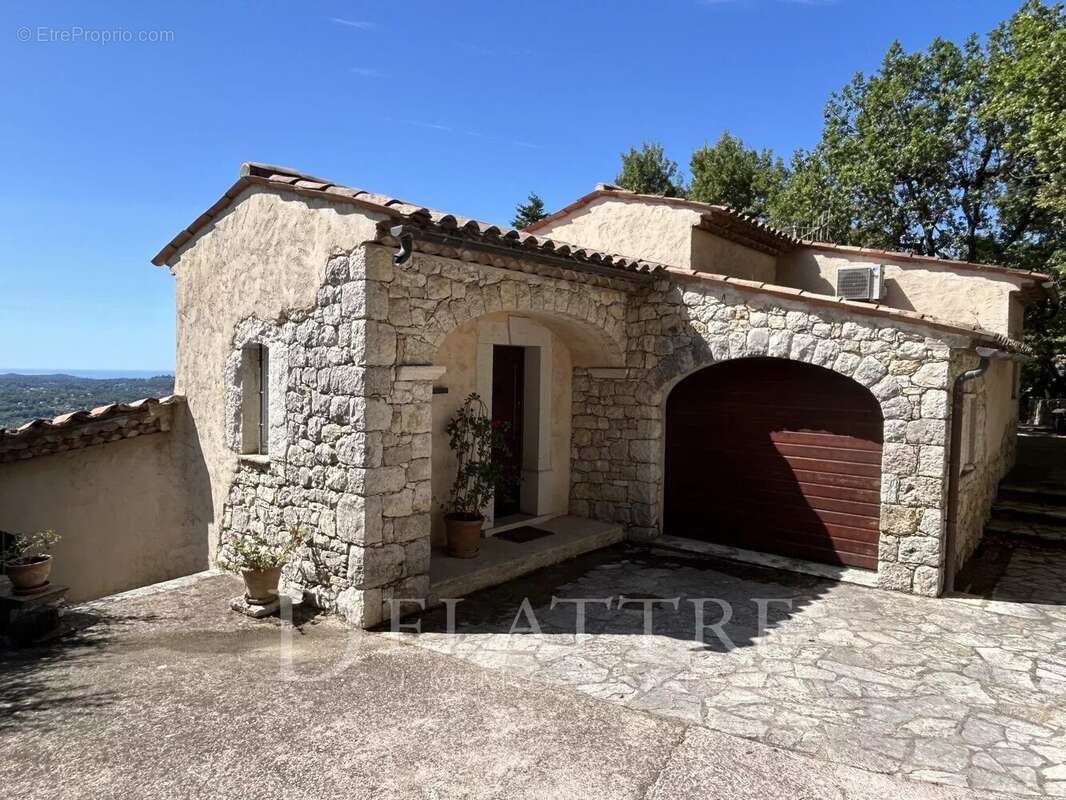 Maison à CHATEAUNEUF-GRASSE