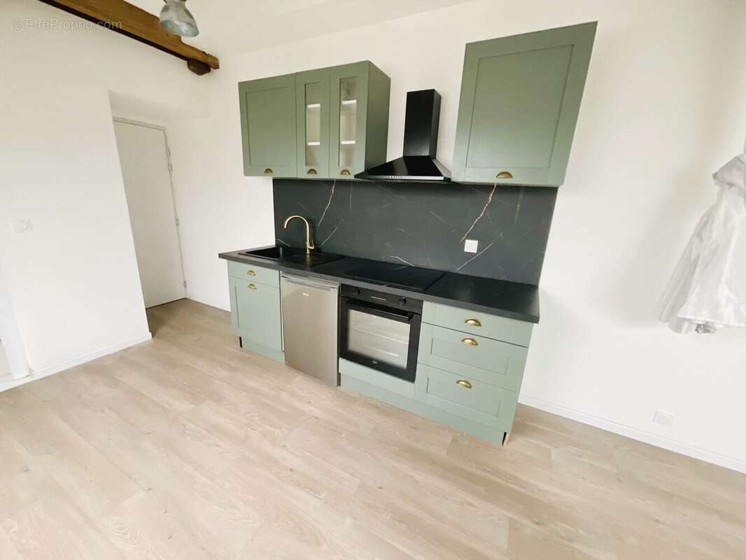pièce de vie avec cuisine équipée  - Appartement à TROYES
