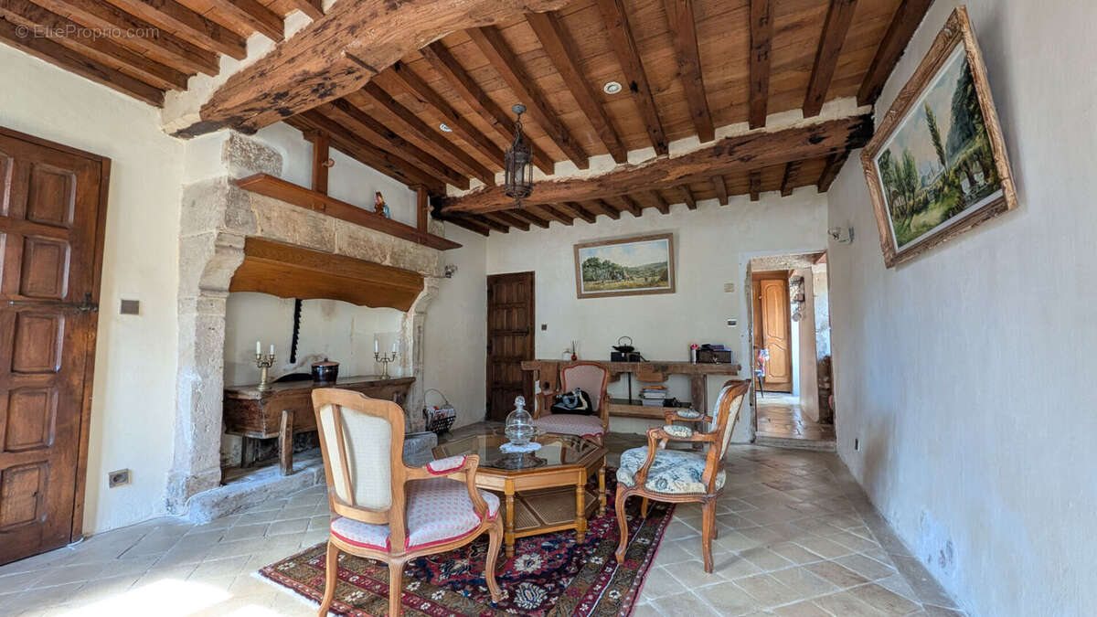 Maison de caractère du XVIIIème siècle avec jardin et dépendances ! - photo 5