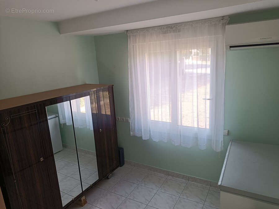 Nérondes (18350)   Ensemble immobilier de 227 m2 avec logement indépendant, véranda et deux garages - photo 17