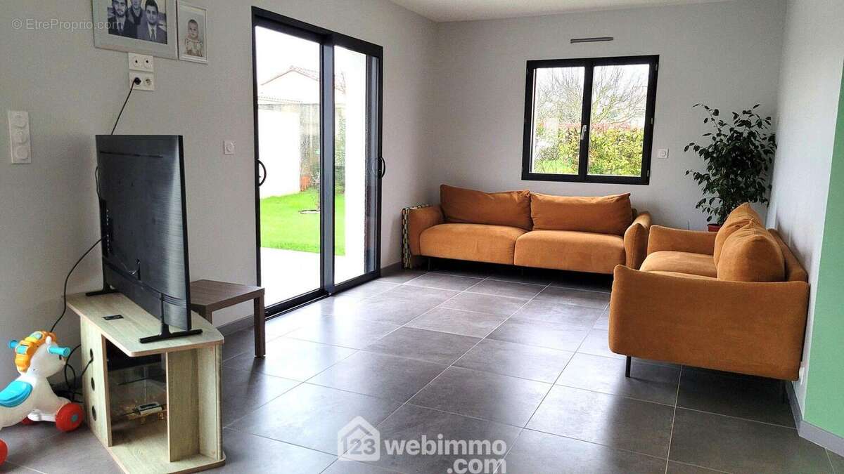 et son côté salon - Maison à LE BERNARD