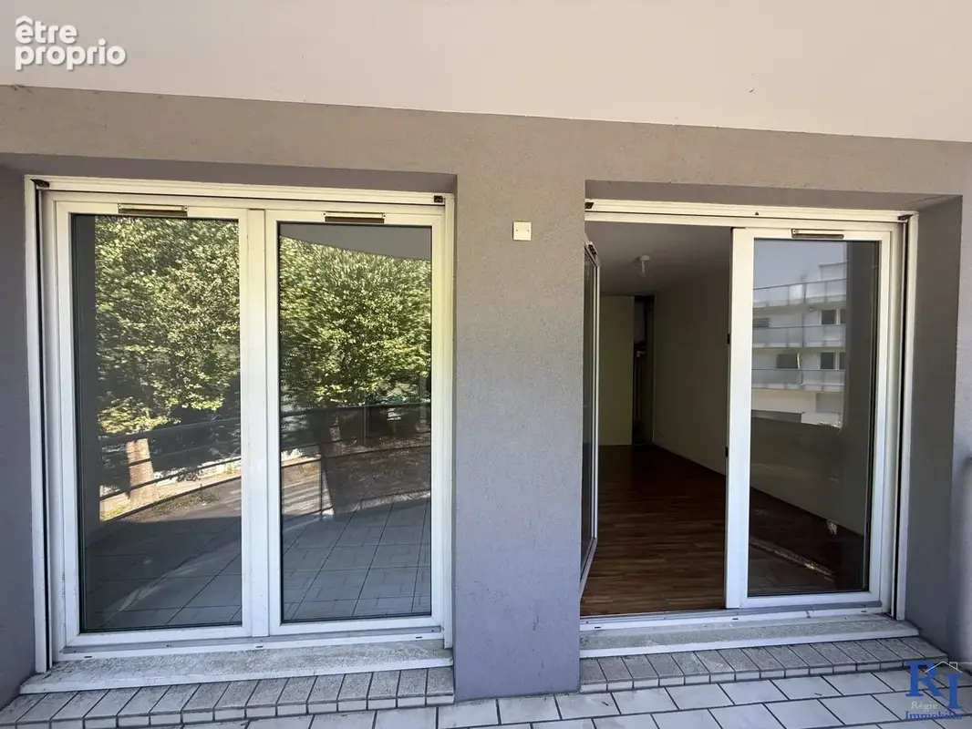 Accès au balcon depuis la pièce de vie et depuis la chambre