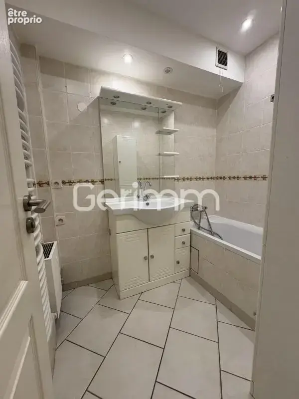 Vente - Appartement - 3 pièces + cuisine - 67 m² - 69 000 € - - photo 5