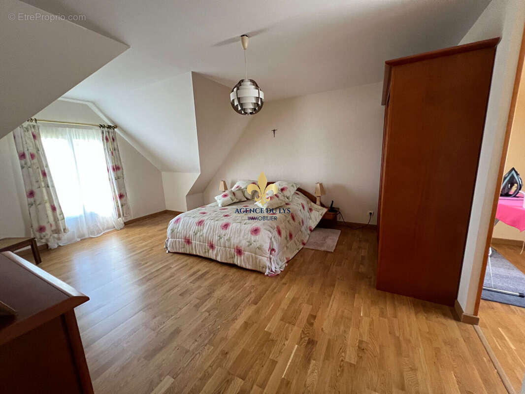 PROCHE CHANTILLY - Maison 5 pièces 138 m² avec jardin et piscine - photo 8