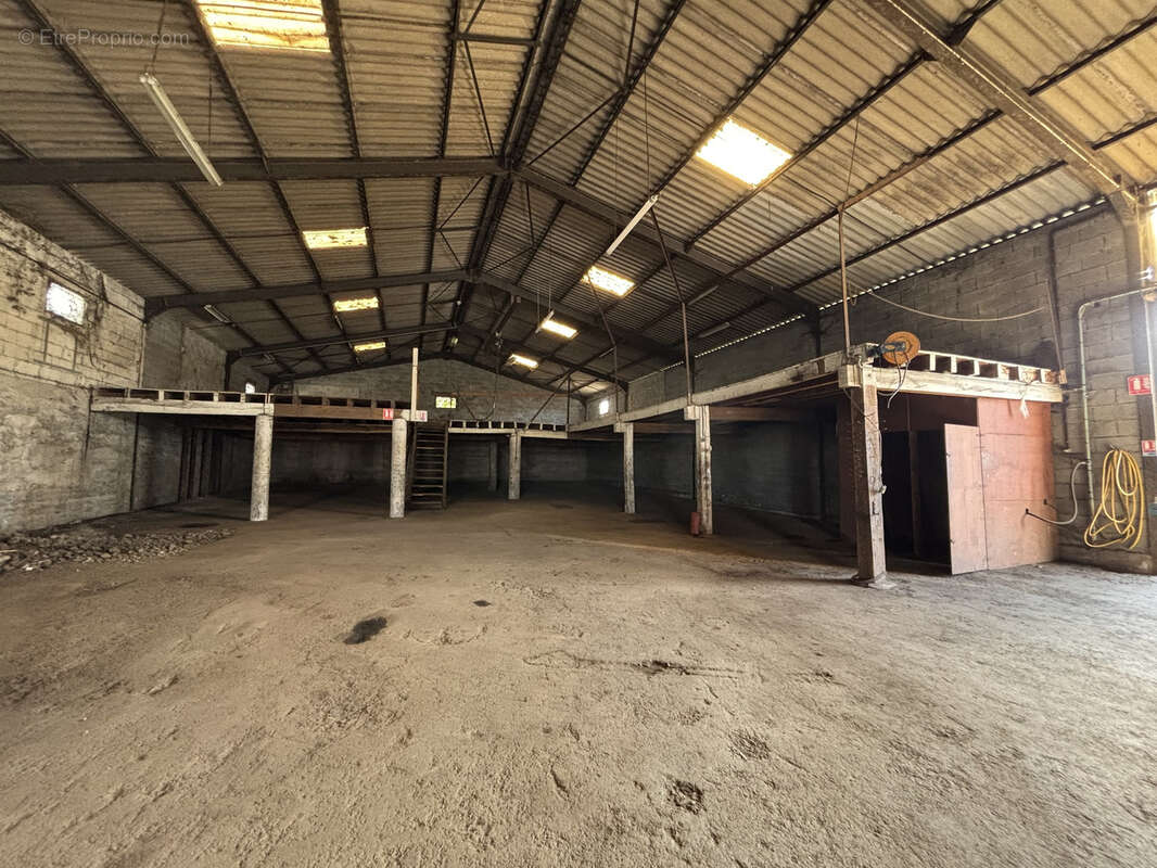 Commerce à SAINT-YRIEIX-LA-PERCHE