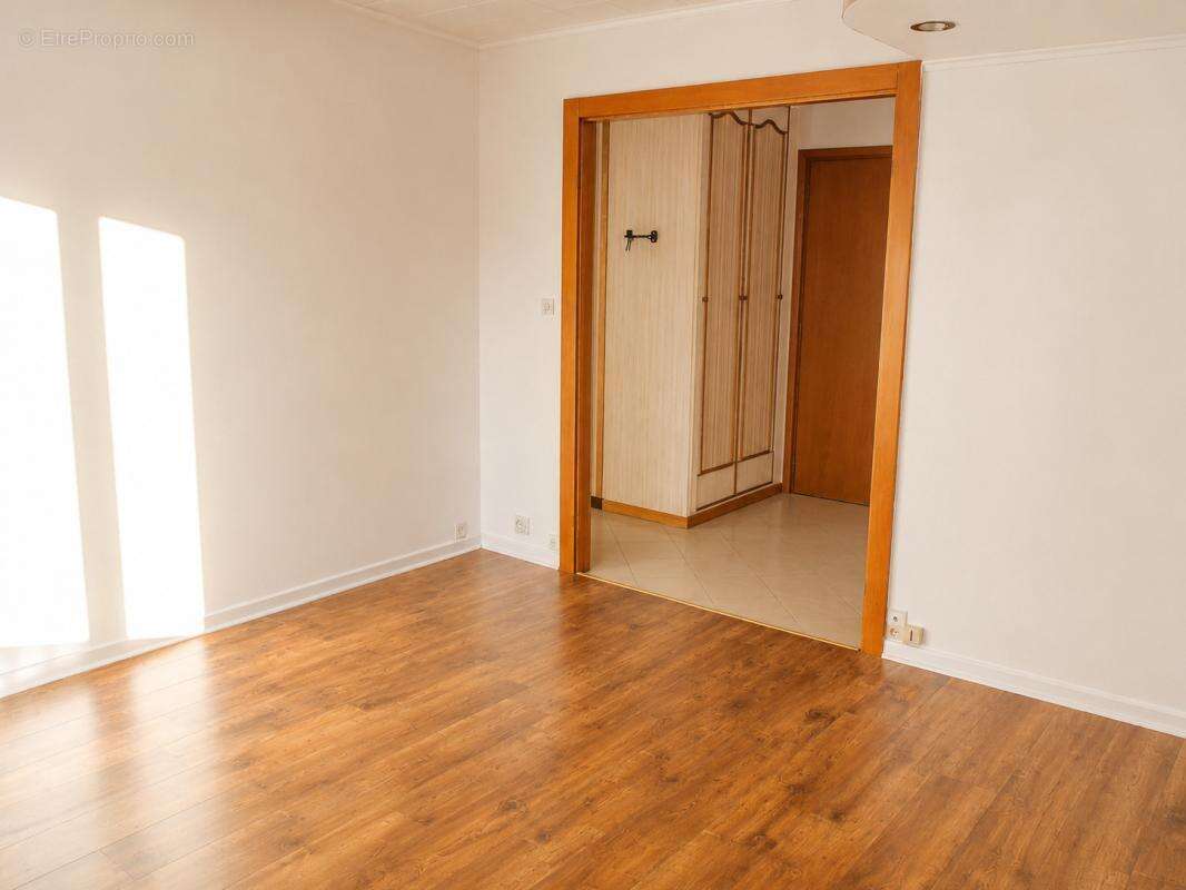 Appartement T3 de 75 m² avec balcon, garage et cave – Centre-ville de Vesoul - photo 4
