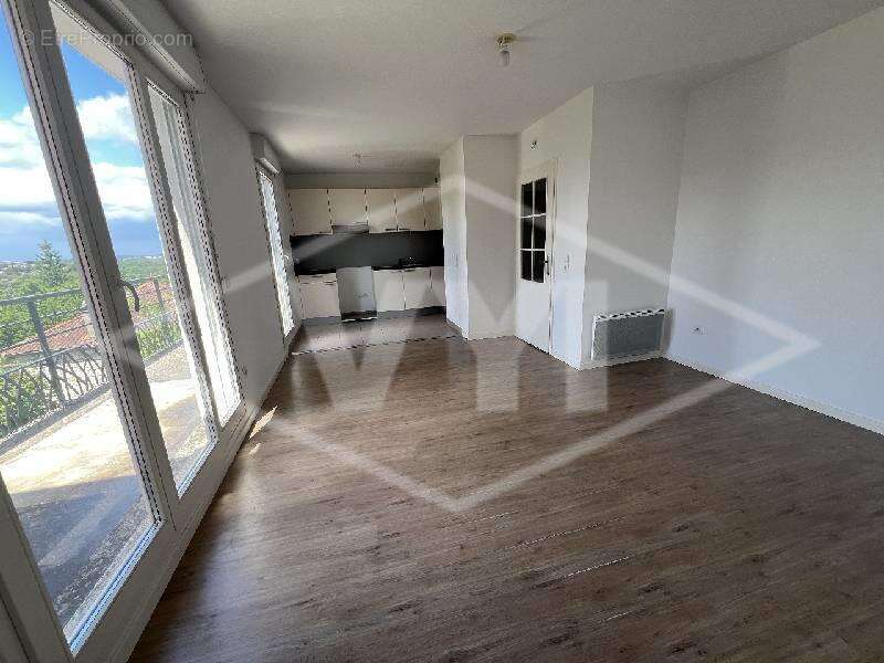 Appartement à COMBS-LA-VILLE