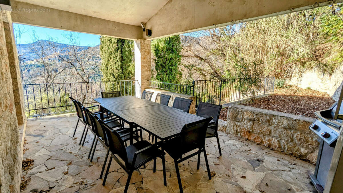 À Tourrettes-sur-Loup   Maison composée de 3 appartements + studio, piscine et vaste sous-sol - photo 10