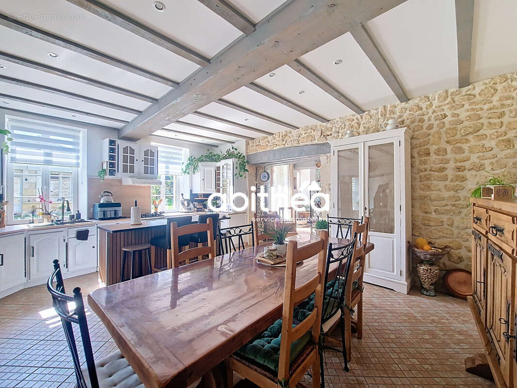 Maison à SAINT-GENIS-DE-SAINTONGE