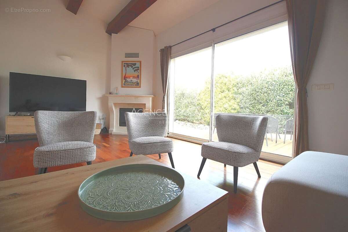 Maison à SAINT-CYR-SUR-MER