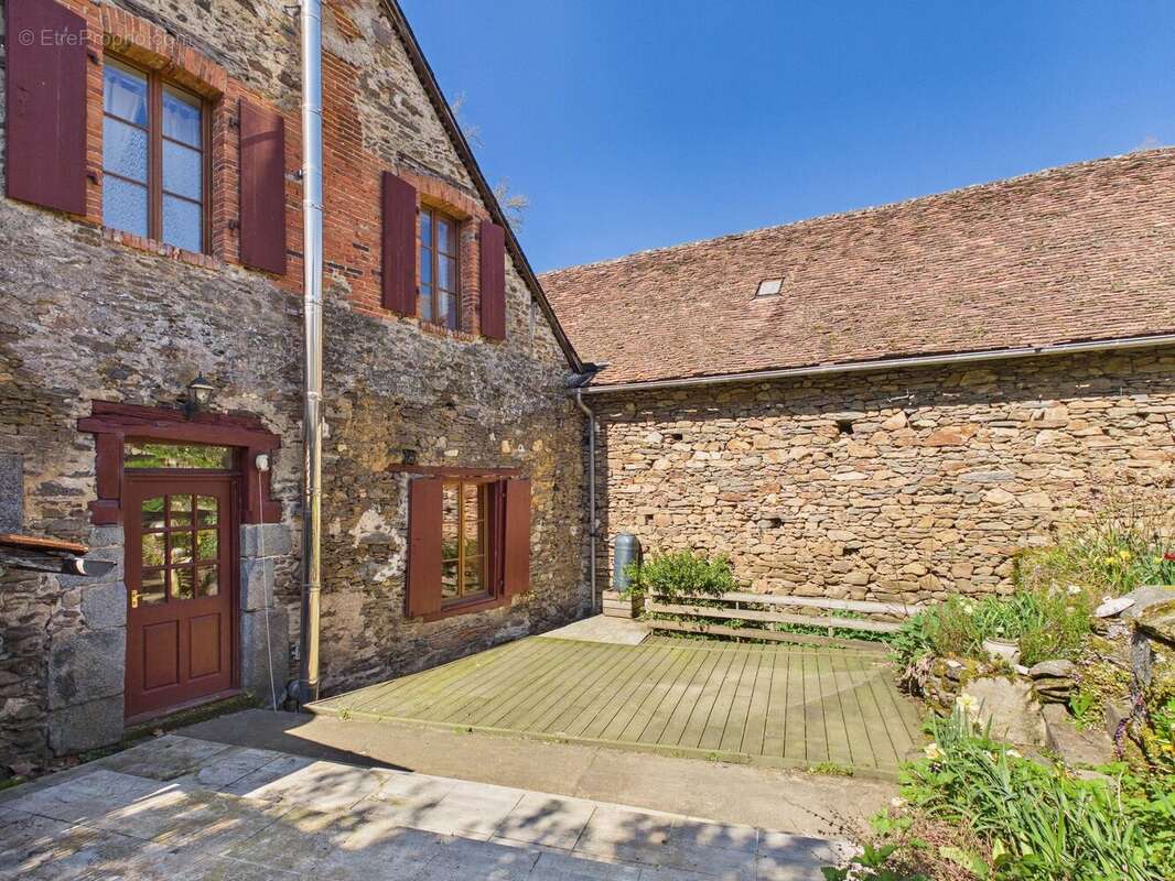 Maison à SEGUR-LE-CHATEAU