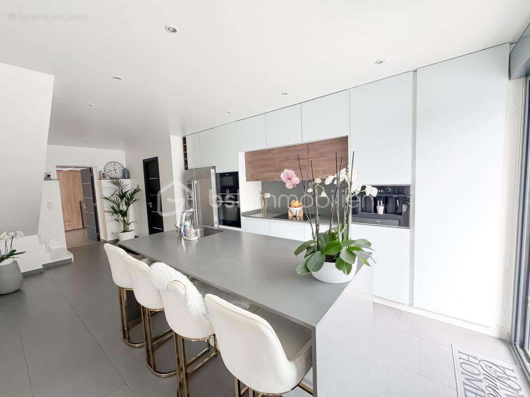 Magnifique pavillon familial à saisir intégralement rénové et meublé, avec piscine aux portes de Val d'Europe - photo 9