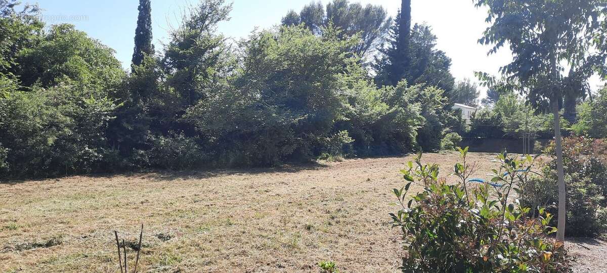 Terrain à PERNES-LES-FONTAINES