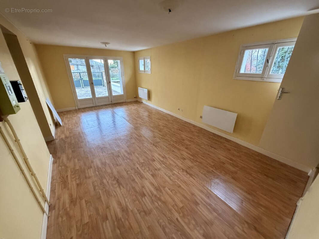 Maison à CREUZIER-LE-VIEUX