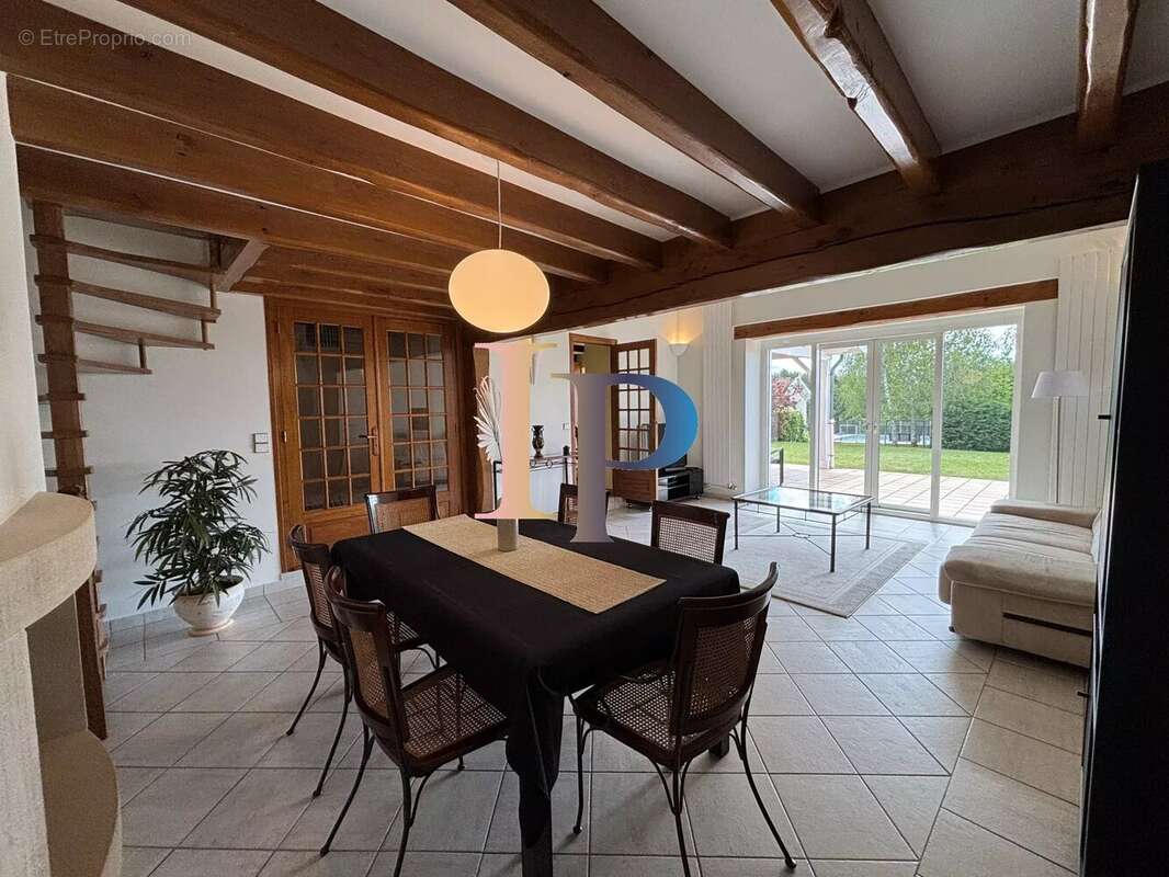 Maison à POUILLY-SOUS-CHARLIEU